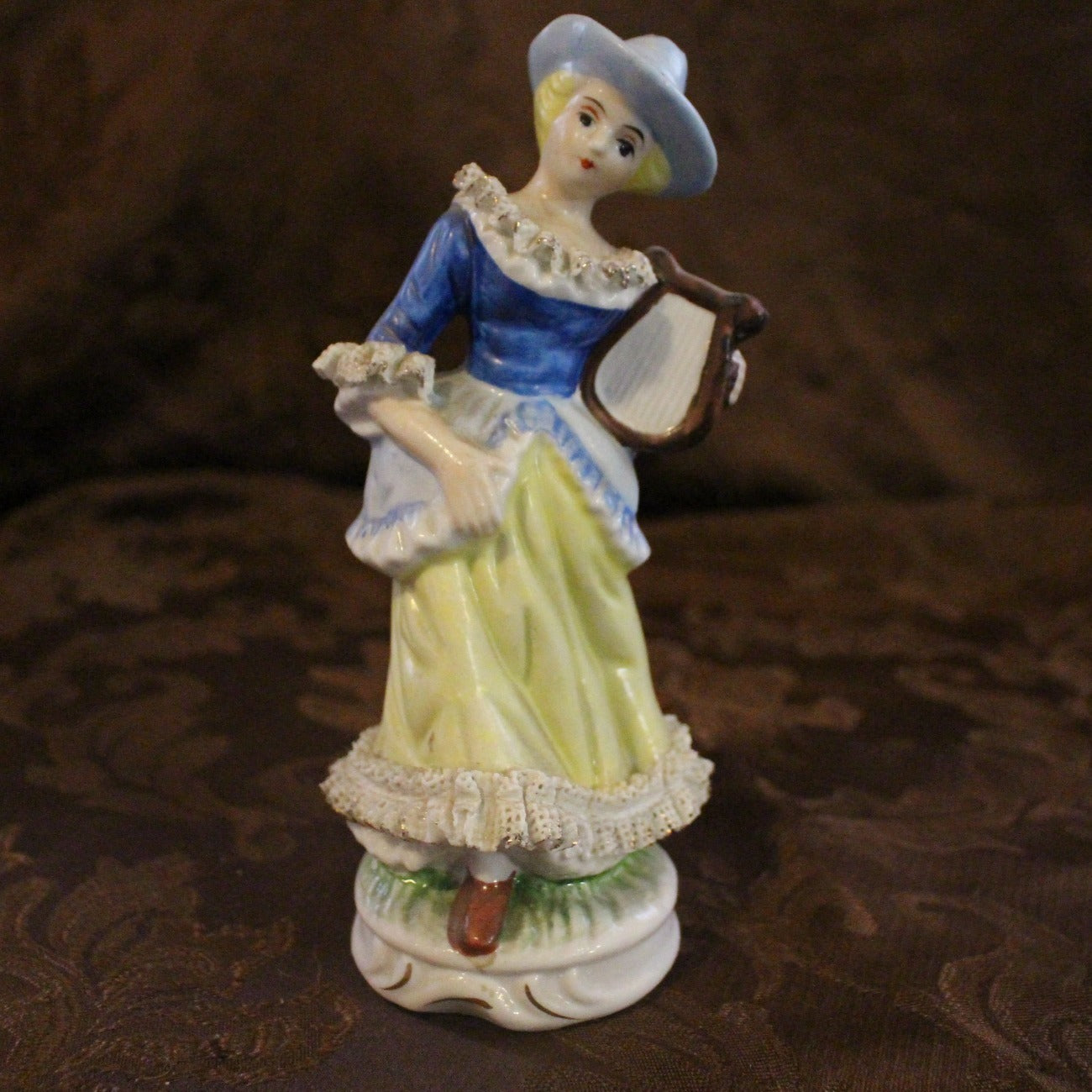 Dama victoriana vintage de porcelana con lira