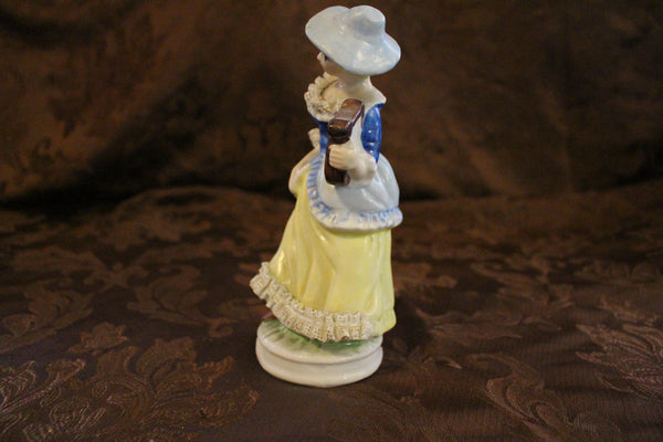 Dame victorienne en porcelaine vintage avec lyre