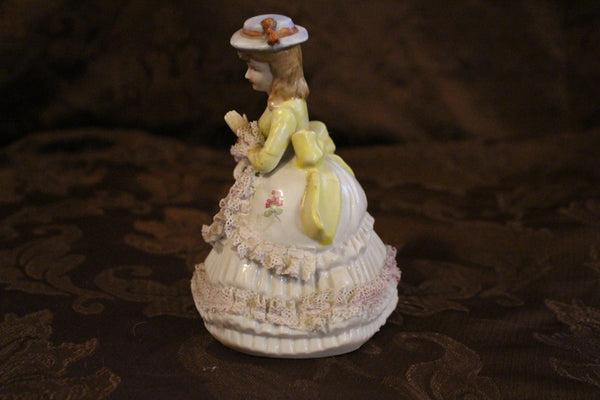 Vintage Lady In A Bustle Dress Figurine en porcelaine