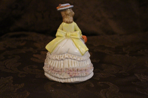 Vintage Lady In A Bustle Dress Figurine en porcelaine