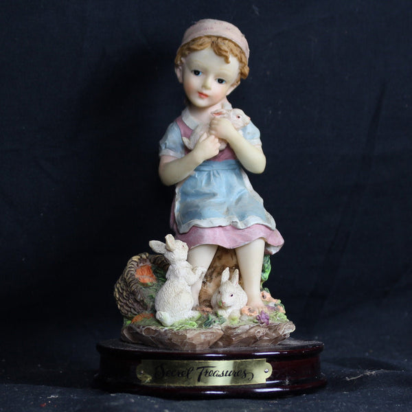 VENDU! Trésors Secrets Statuette Figurine Petite Fille Aux Lapins Sur Socle En Bois